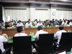 RAPAT KERJA DENGAN DPRA, KANTOR WILAYAH KEMENKUMHAM ACEH TEGASKAN PERANNYA DALAM PENANGANAN PENGUNGSI ROHINGYA