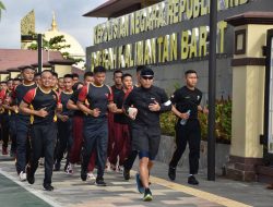 Dalam Menjaga Setamina Serta Disipilin Anggota Dansatbrimob Polda Kalbar Memimpin Langsung Pelaksanaan Olahraga