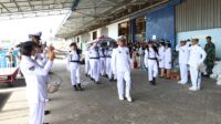 Personil Lantamal IV Berikan Penghormatan Terakhir Kepada Prajurit TNI AL Yang Meninggal Dunia