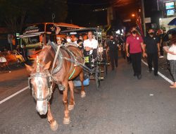 Nikmati Sabtu Malam, Presiden Jokowi Bersama Keluarga Naik Andong di Malioboro