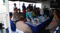 Mendengarkan Keluhan Dan Aspirasi Para Nelayan di Atas Kapal Dalam Kegiatan Jum’at Curhat Oleh Kapolda Kalbar