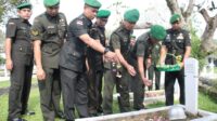Personil Pendam XII/Tpr Ziarah ke Taman Makam Pahlawan Dalam Acara Peringati HUT Ke-72 Penerangan Angkatan Darat
