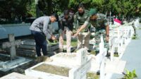 Anggota Staf Penerangan Divif 2 Kostrad Melaksanakan Ziarah ke TMP Untung Suropati
