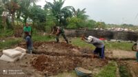 Peduli Saluran Air Babinsa Koramil 13 Kedungwaringin Bantu Warga Kampung Babakan