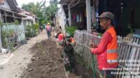 Babinsa Koramil 11 Pebayuran Bersama Warga Bongkar Saluran Air Bangun Yudit
