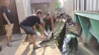 Bantu Kesulitan Masyarakat Babinsa Koramil 01 Tambun Terjun dalam Pembersihan Drainase Air