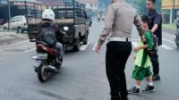 Polisi Sahabat Anak, Anggota Polsek Cikoneng Bantu Siswa Menyebrang