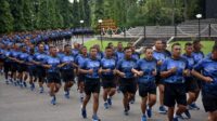 JAGA TUBUH TETAP SEHAT DAN BUGAR, PRAJURIT MENART 2 MAR LARI SIANG GEMBIRA