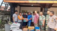 Babinsa Bersama Dinas Sosial dan Forkopimcam Simpang Tiga Salurkan Bantuan Kepada Warga Terdampak Banjir