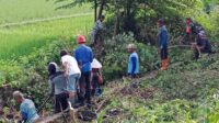 Brantas Lingkungan Kotor Babinsa Koramil 13 Kedungwaringin Ajak Masyarakat Bersihkan Saluran Air