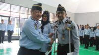 Kalapas Makassar Berikan Penghargaan 2 Orang Pegawai Purnabakti