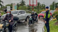 Wow,,Aksi Personil Brimob Kalbar Bantu Satuan Wilayah Mengatur Lalu Lintas