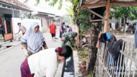 Simak !!! Babinsa Koramil 11 Pebayuran Kerja Bakti di Bantu Puluhan Emak Emak