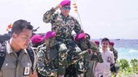 Ketua MPR RI Bamsoet Diangkat Sebagai Warga Kehormatan Korps Marinir di Atas Tank Amphibi dengan Simulasi Perang