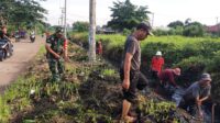 Secara Sukarela Babinsa Koramil 13 kedungwaringin Ajak Masyarakat Bergotong-Royong Membersihkan Lingkungan