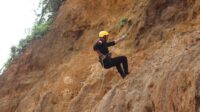 Brimob Kalbar Turuni Tebing Asah Kemampuan SAR Rappelling