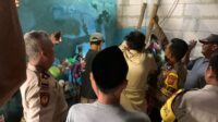 Pihak Kepolisian Evakuasi Lansia Yang Jatuh Ke Dalam Sumur di Jonggol Bogor