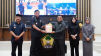 Covid-19 Melandai, Bupati Adnan Serahkan Ranperda Pencabutaan Perda Wajib Masker