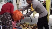 AKBP Siswantoro Bagikan Sembako Di Jalan Raya Saat Menuju Lokasi Acara Jum’at Curhat