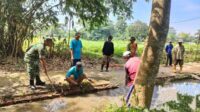 Melalui Jumat Bersih Babinsa Koramil 11 Pebayuran Bangun Kesadaran Masyarakat Menjaga Lingkungan
