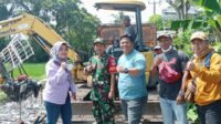 Kades Dan Babinsa Desa Lemo Koramil-01/Tln Kodim-0510/Trs Kerja Bakti Bersihkan Sampah