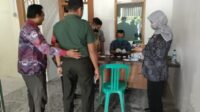 Usai Minggon Babinsa Koramil 11 Pebayuran Bersama Perangkat Desa Bantarjaya Ikut Melakukan Tes Screning Gula Darah