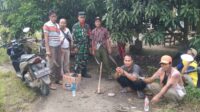 Babinsa Koramil 12 Serangbaru Bersama Staf Desa Jaya Sampurna Ajak Masyarakat Bergotong royong