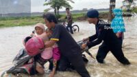 Dramatis, Aksi Heroik Tim SAR Brimob Batalyon D Pelopor Satbrimob PMJ Evakuasi Warga Terjebak Banjir
