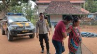 Polri Peduli, Bhabinkamtibmas Desa Kara Antar Ibu Melahirkan Pulang Kerumah Karena Kesulitan Kendaraan