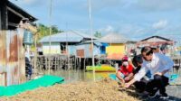 Antusiasme Warga Kampung Nelayan Tanjung Pasir Sambut Kunjungan Presiden Jokowi dan Ibu Iriana