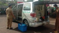 Pastikan Kendaraan Operasional Pusling PKM Girijaya Steril, Petugas Semprotkan Disinfektan Secara Rutin