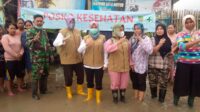 Puskesmas Bersama Babinsa Koramil 11 Pebayuran Gelar Pengobatan Gratis Bagi Warga Terdampak Banjir di Desa Karangsegar