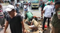 Akibat Mampet Gorong-gorong di Pertigaan Kali Baru Akhirnya di lakukan Pembersihan