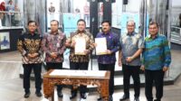 Di Tugu Khatulistiwa, Menteri ATR/Kepala BPN Terima Laporan Hasil Pemeriksaan dari BPK