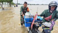 Satu Minggu Desanya Terendam Banjir Babinsa Koramil 11 Pebayuran Berjibaku Menolong Warganya