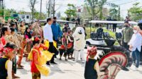 Tiba di Kolam Retensi Andir, Presiden Disuguhi Kesenian Dodombaan