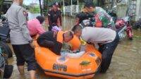 PERSONIL POLSEK SINGKAWANG TENGAH POLRES SINGKAWANG BERSAMA BNPB EVAKUASI KORBAN BANJIR