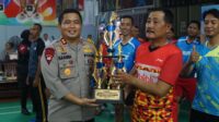Wakapolresta Pontianak Serahkan Piala Pemenang Tournamen Badminton Kapolresta Pontianak Cup 2023