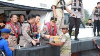 Menyusuri Sungai Siak, Kapolda Riau Dengarkan Curhatan Nelayan Sambil Bagikan Sembako