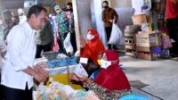 Kunjungi Pasar Beran, Presiden Cek Harga Kebutuhan Pokok