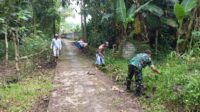 Tingkatkan Gotong Royong Bersama, Babinsa Pos Selopuro Ajak Warga Masyarakat Bersihkan Lingkungan