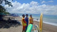 Anggota Sat Polairud Polres Sukabumi Himbau kepada Para Wisatawan pantai Agar Selalu Berhati Hati Saat Berenang