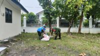 Peduli Lingkungan, Babinsa Jajar Bersama Pegawai Dispora Laksanakan Pembersihan