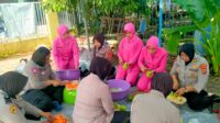 Ibu-Ibu Bhayangkari Cabang Polres Metro Tangerang Kota dan Polwan Siapkan Ratusan Nasi Bungkus untuk Korban Banjir