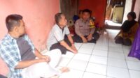 Kades, Bhabinkamtibmas dan Forum Ciheulangtonggoh, Sambangi Rumah Mak Nenih Janda Anak Dua Usai Curhat