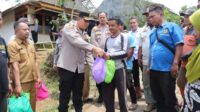 Kapolres Sukabumi dan Brimob Polda Jabar Bantu Warga yang Terkena Bencana Alam