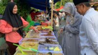 Tidak Hanya Berkeliling, Bupati dan Ketua TP PKK Wajo Asyik Berbelanja di Pasar Kuliner Ramadhan