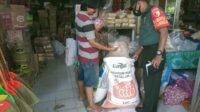 Antisipasi Kenaikan Harga, Babinsa Koramil Wonodadi Cek Harga Sembako Di Wilayah Binaan