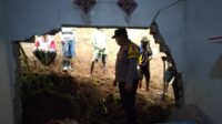 KESIGAPAN BHABINKAMTIBMAS BANTU BERSIHKAN RUMAH WARGA AKIBAT TANAH LONGSO