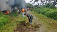 Babinsa Koramil 12 Serangbaru Hiasi Ramadhan Dengan Memperbaiki Jalan Rusak